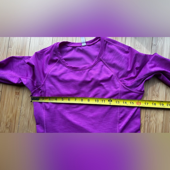 Under Armour Athletic Top Long Sleeve Women’s Small Thumb Holes size M - Picture 9 of 9